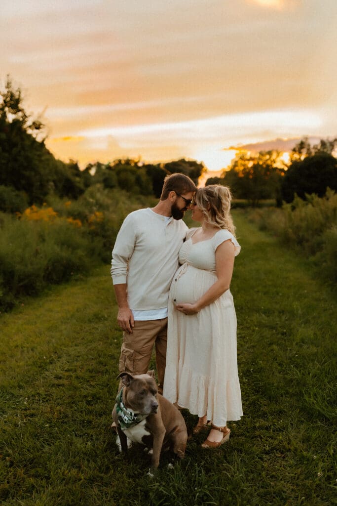 couple posing for maternity photo 