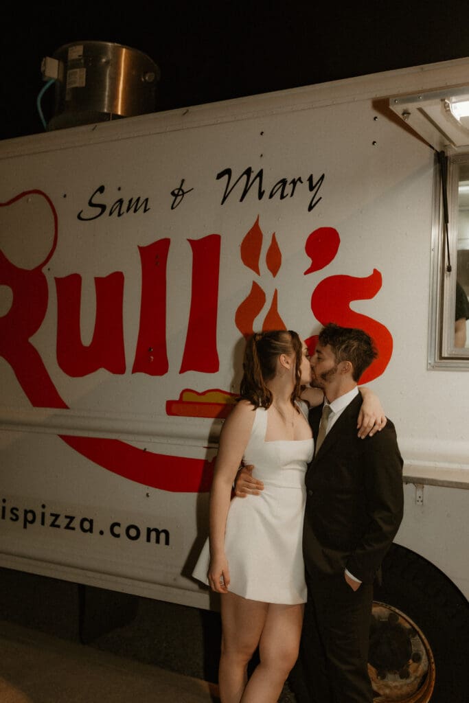 photo of rulis pizza truck at wedding