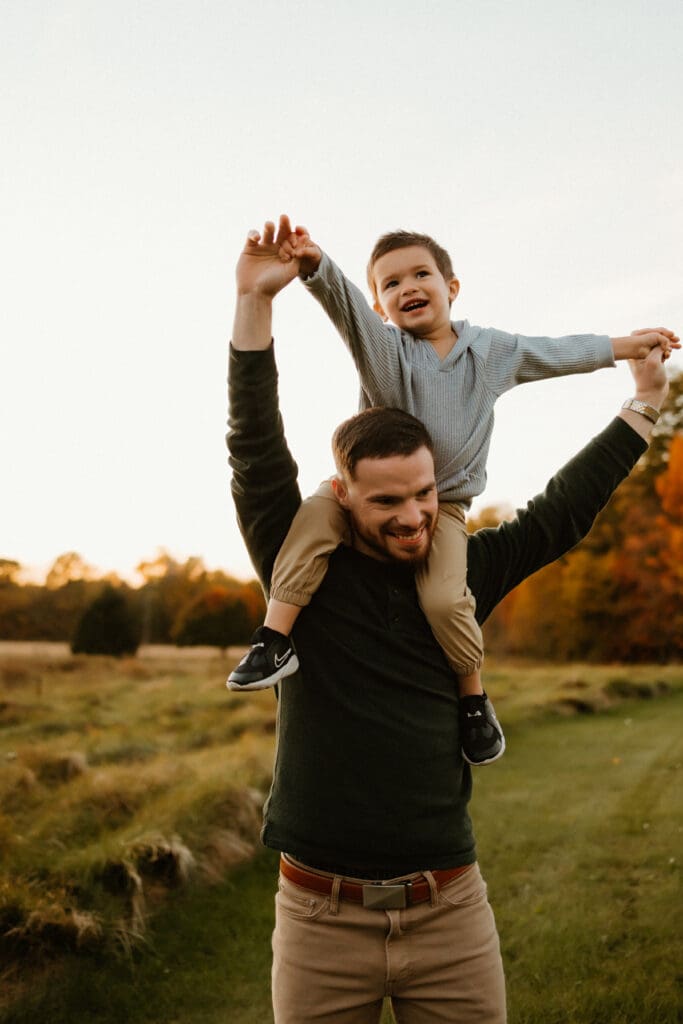 dad and child in fall family photoshoot